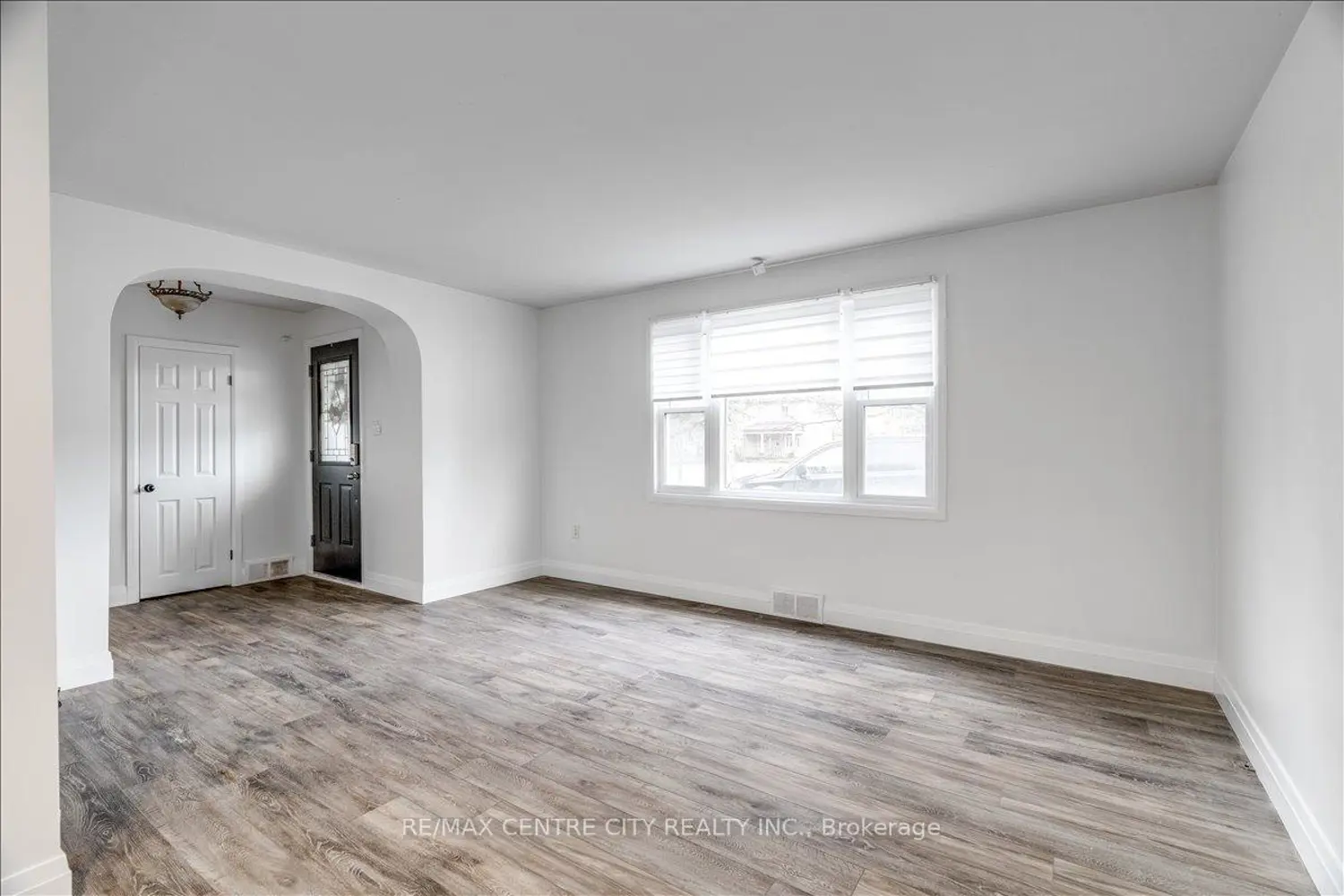 549 Victoria Street photo 2