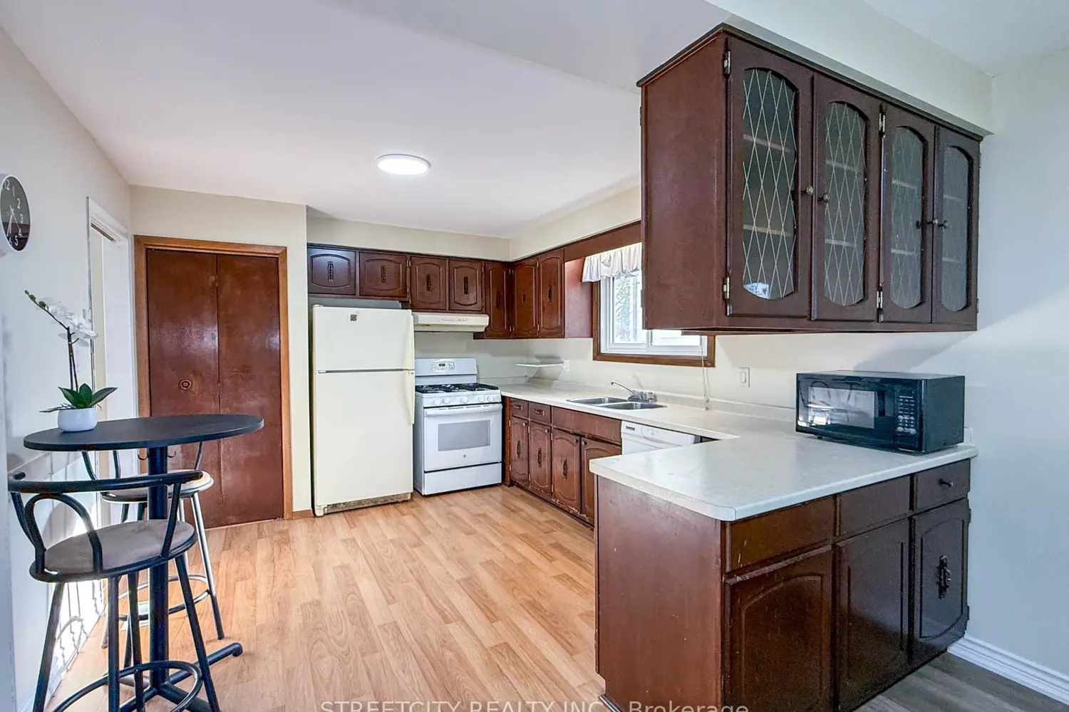 785 Ross Avenue photo 3