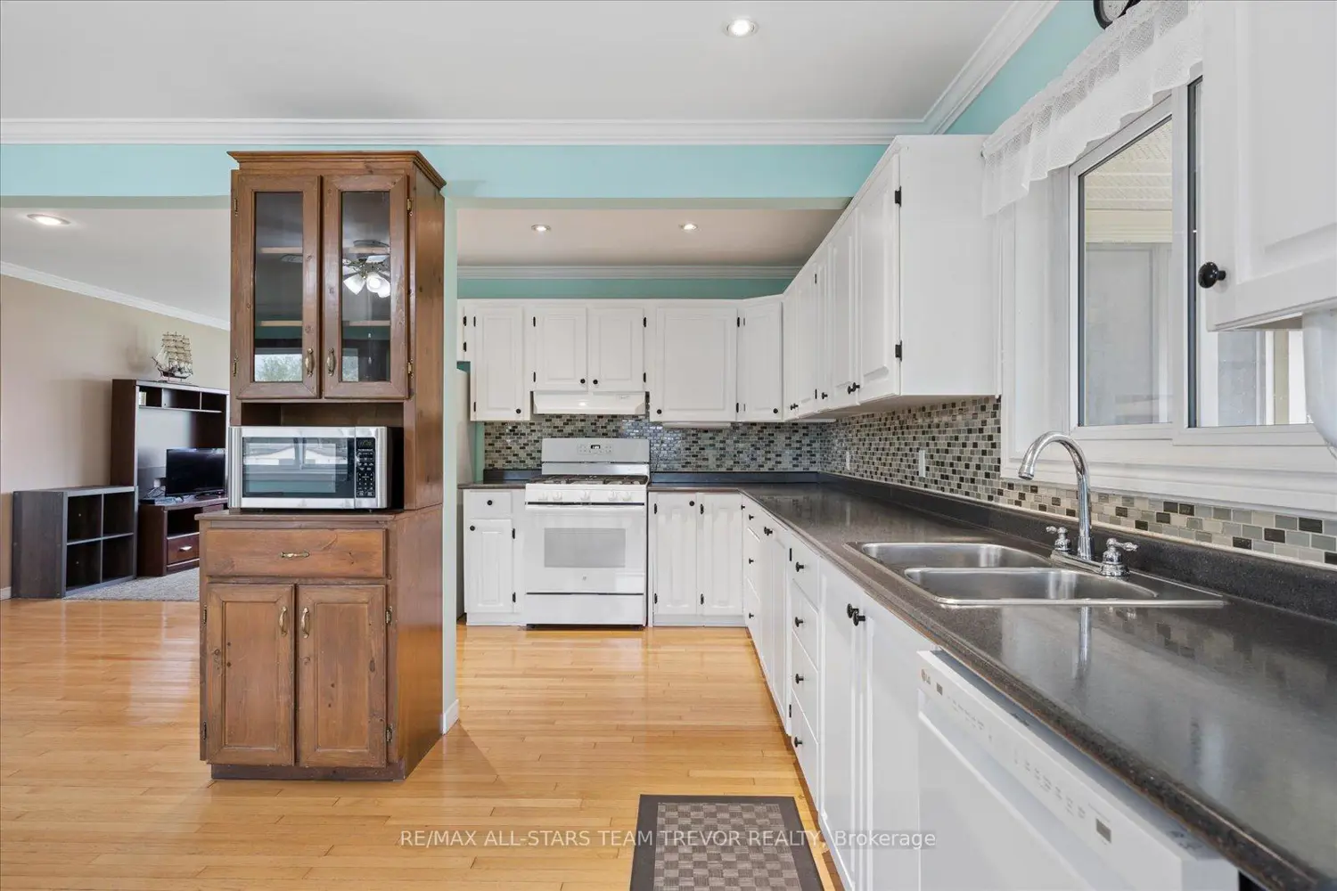 388 Winnifred Drive photo 3