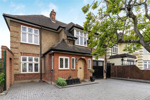 Boston Gardens, Brentford TW8