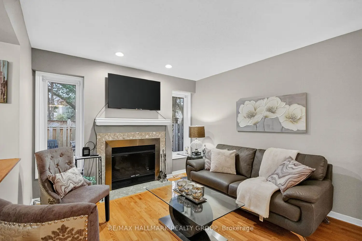 110 Hunter's Glen Crescent photo 2