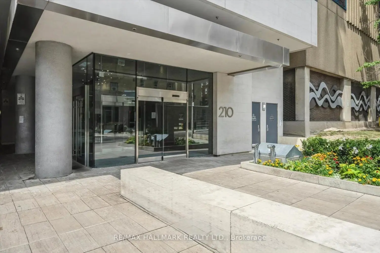 210 Simcoe Street 1210 photo 4
