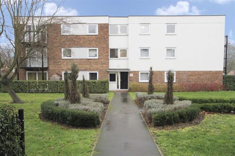 Wallace Close, Uxbridge UB10
