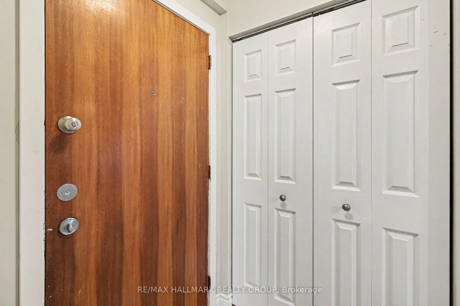 898 Elmsmere Road 2 photo 2