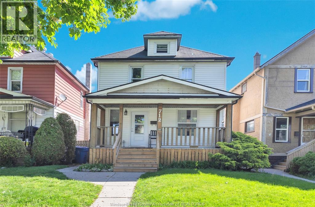 712 Gladstone , Windsor, ON, N8A2R2
