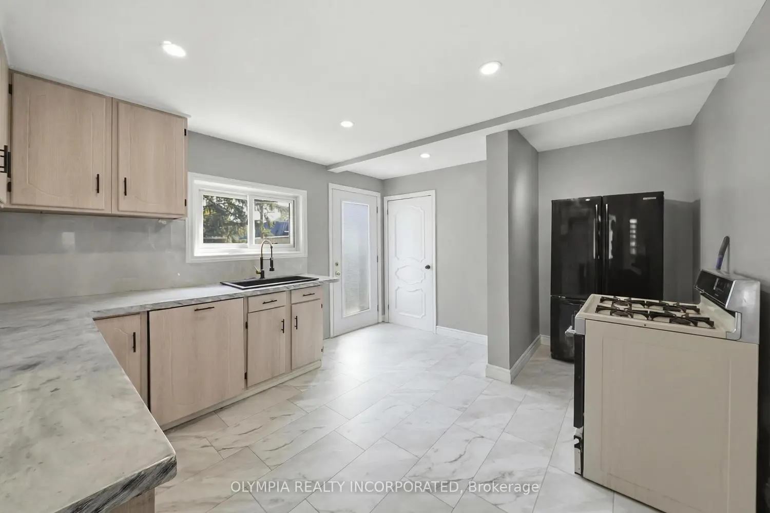 Additional image 6 of 215 Dufferin Street