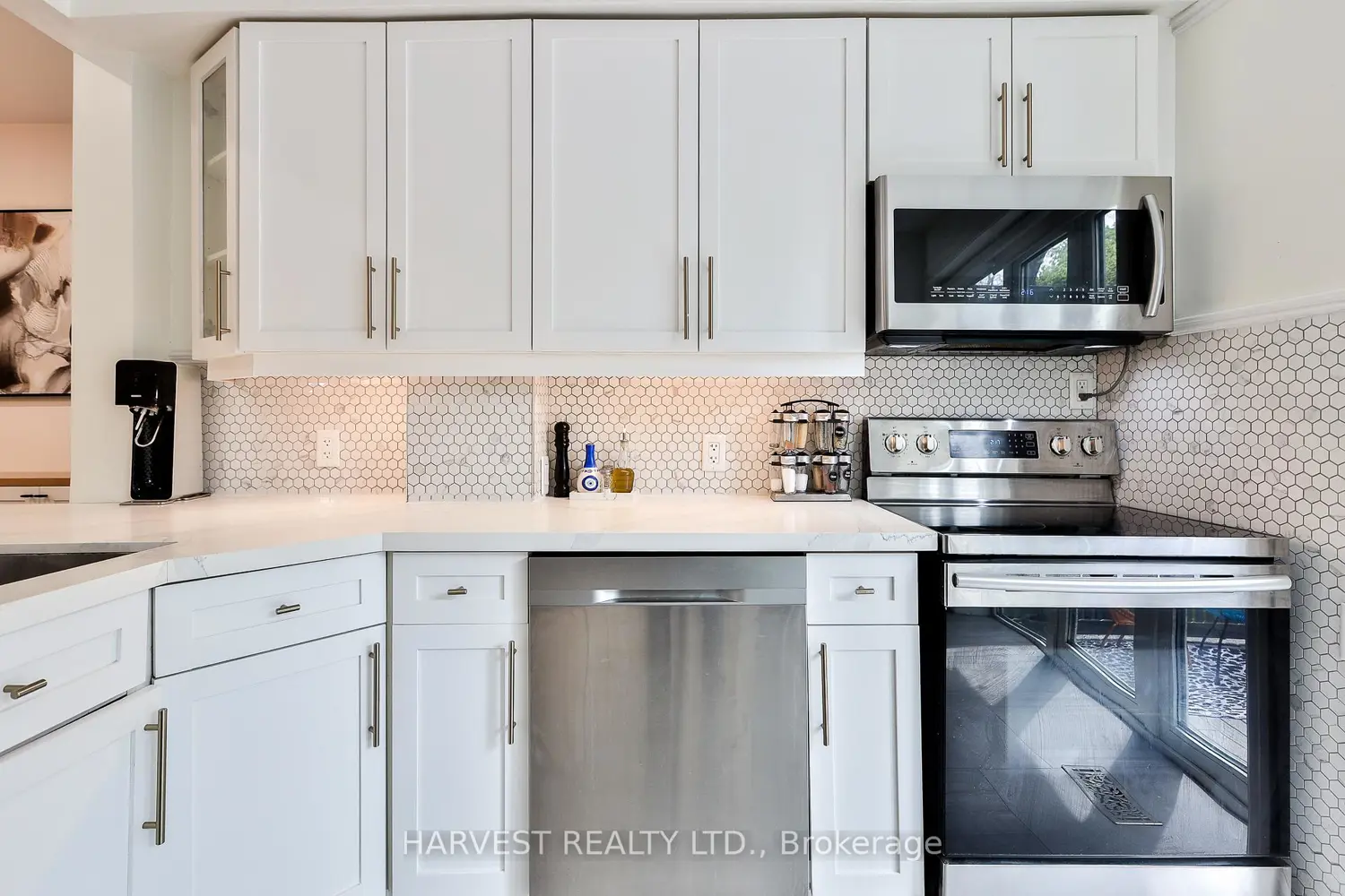 109 Helendale Avenue photo 5