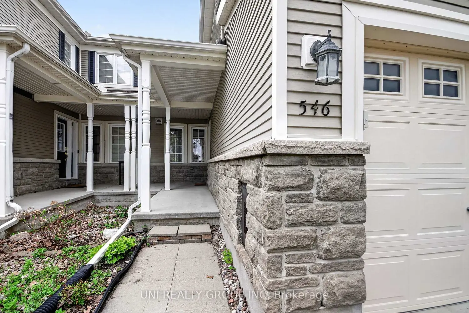546 Ashbourne Crescent photo 2