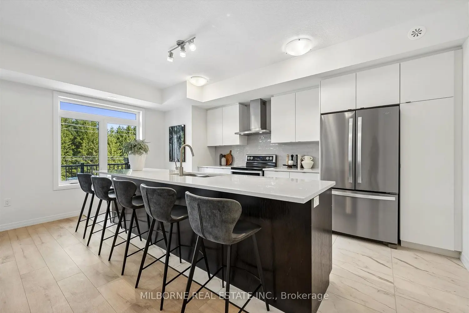 34 Thatcher Drive photo 2