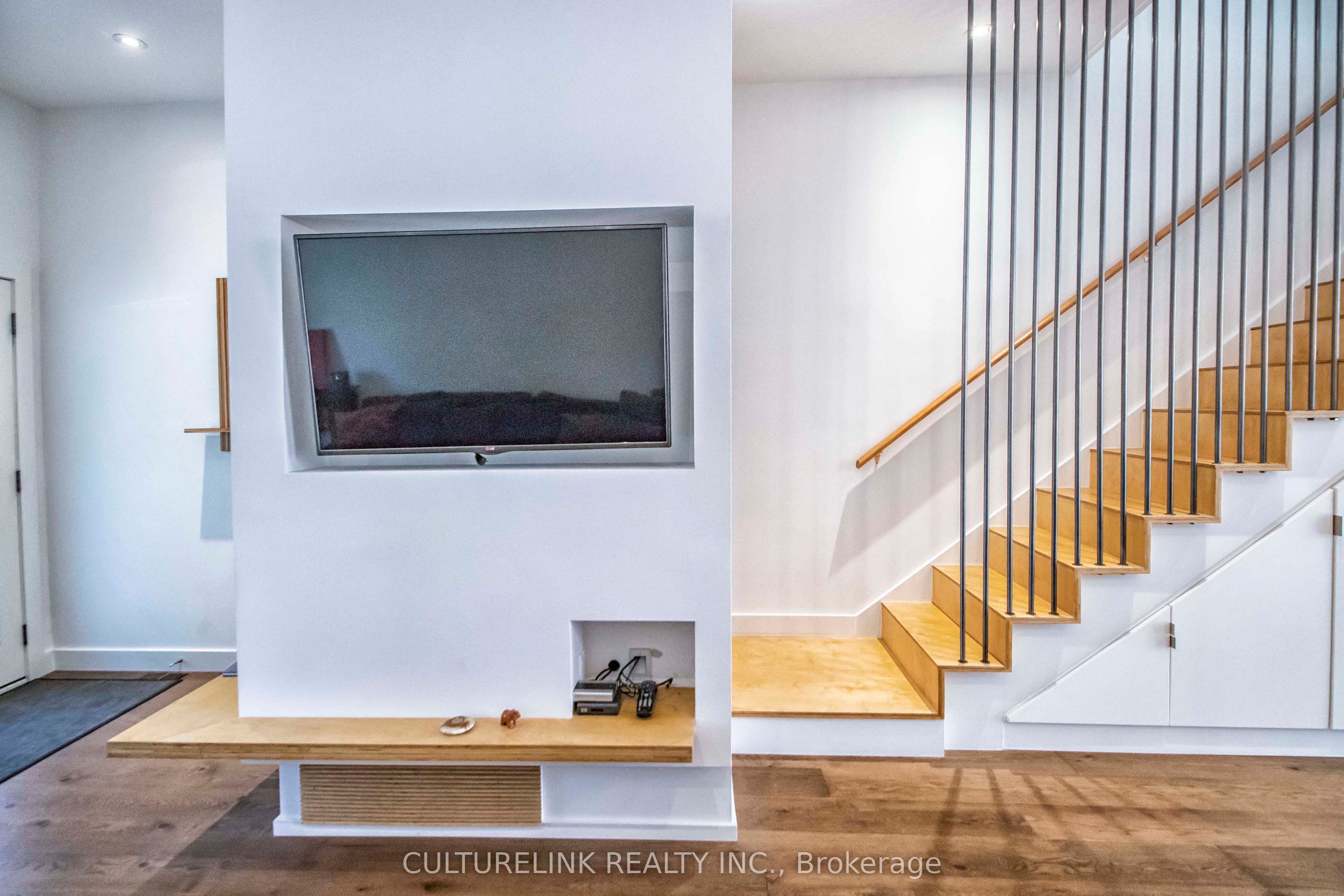 Additional image 4 of Upper-121 Montrose Avenue, Toronto, ON, M6J 2T6