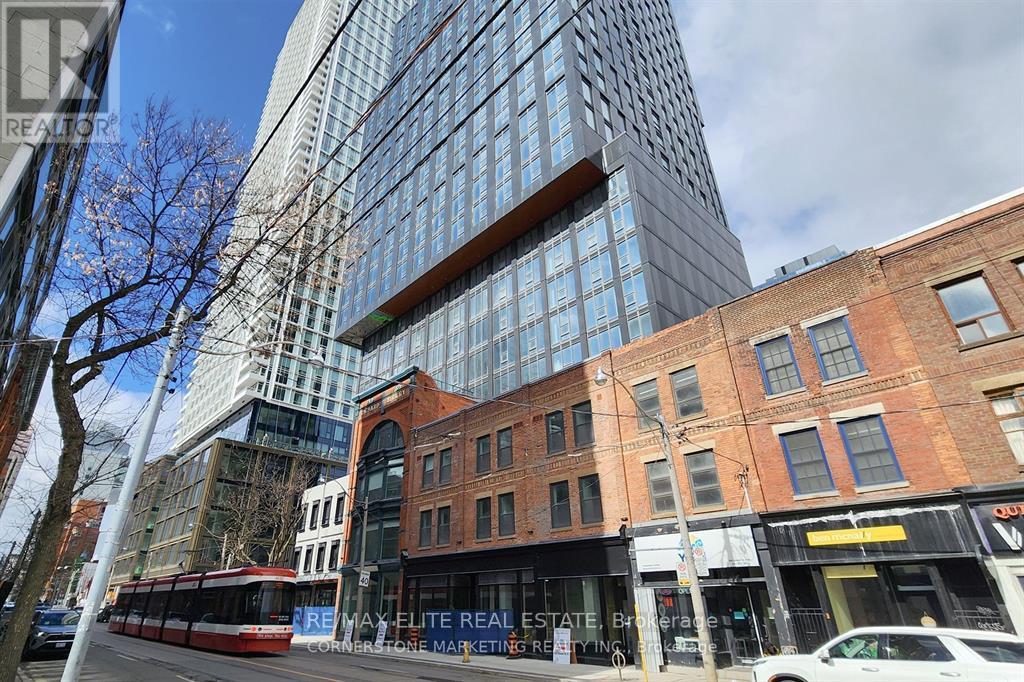 1815 - 100 QUEEN STREET E