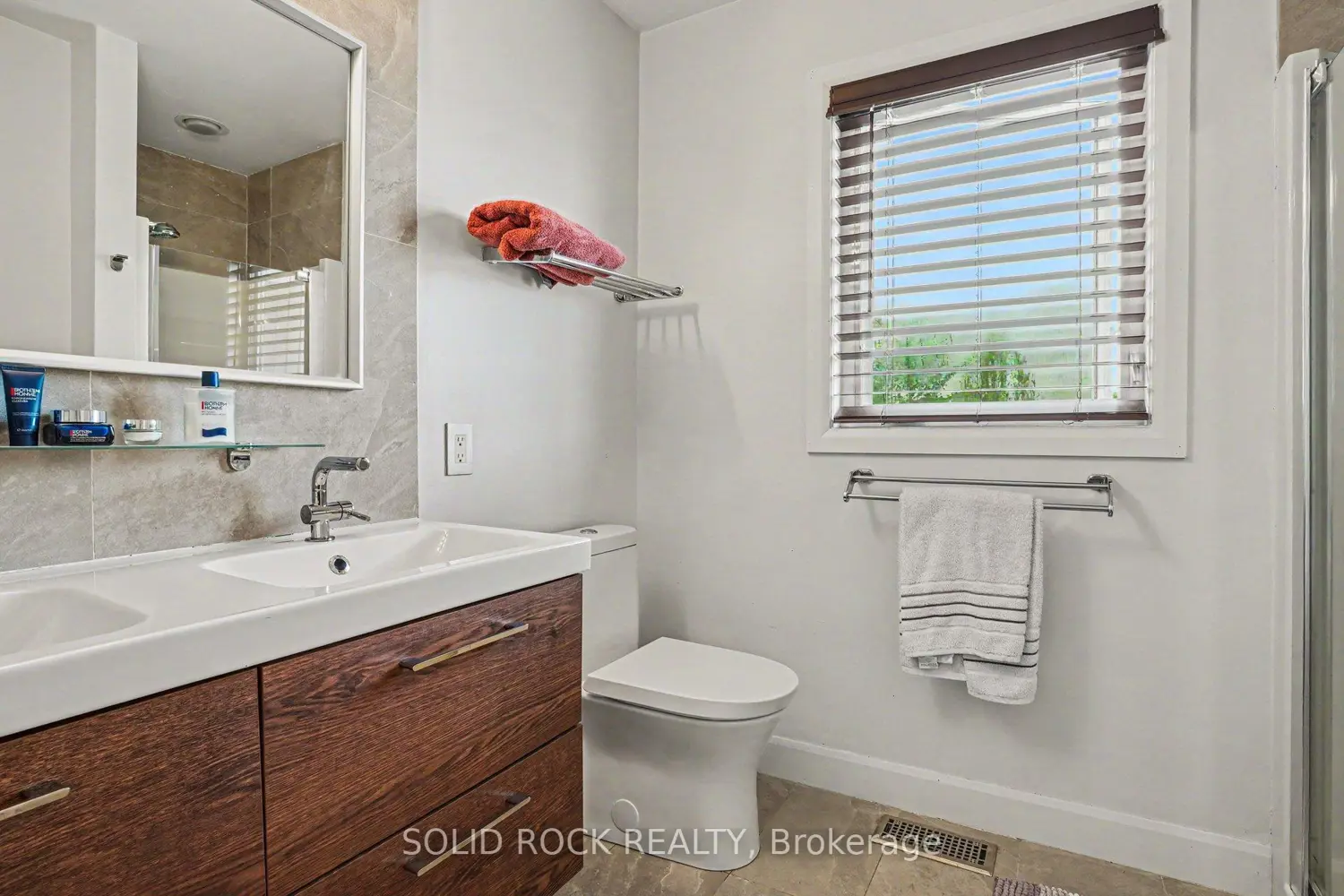 Additional image 9 of 2064 Dunollie Crescent