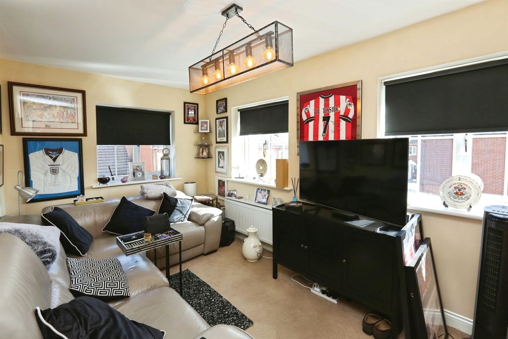 Additional image 18 of 5 bed semi-detached house for saleWatson Court, Hedge End, Southampton SO30