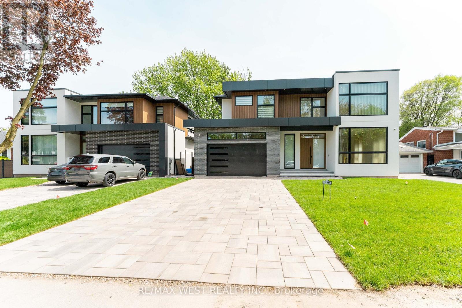 510 WELLINGTON CRESCENT