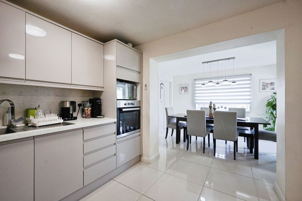 3 bed bungalow for saleDerwent Avenue, Ramsgate, Kent CT11 photo 3