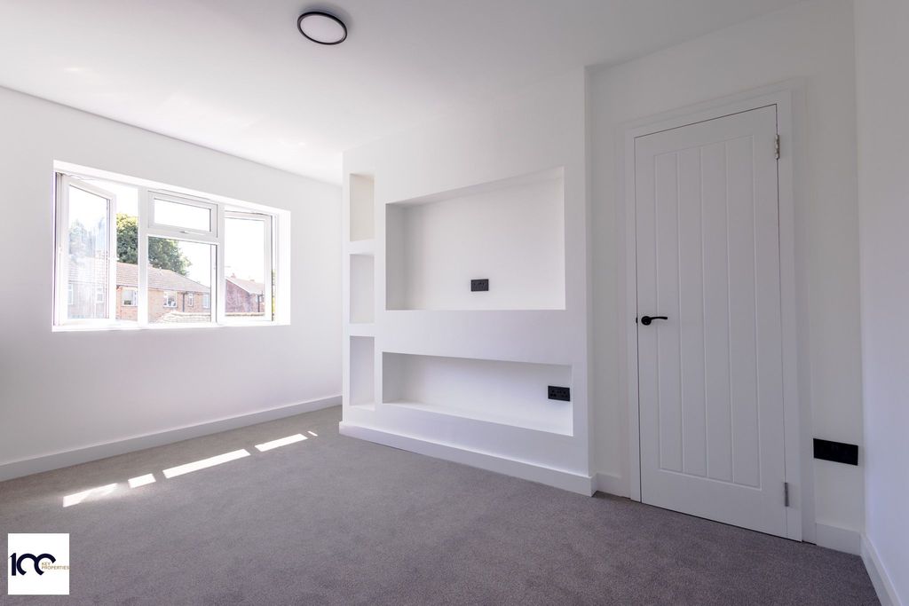 1 bed flat for saleCharing Crescent, Westgate-On-Sea CT8 photo 2