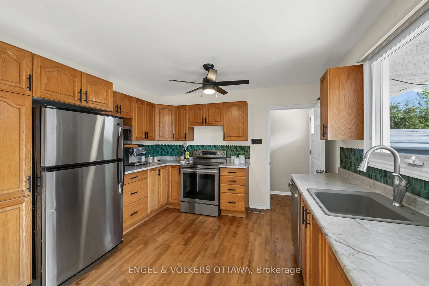 1056 Hindley Street photo 3