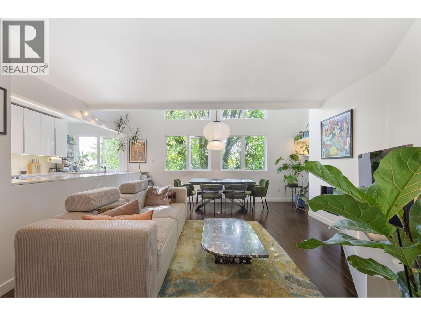 201 3465 GLEN DRIVE