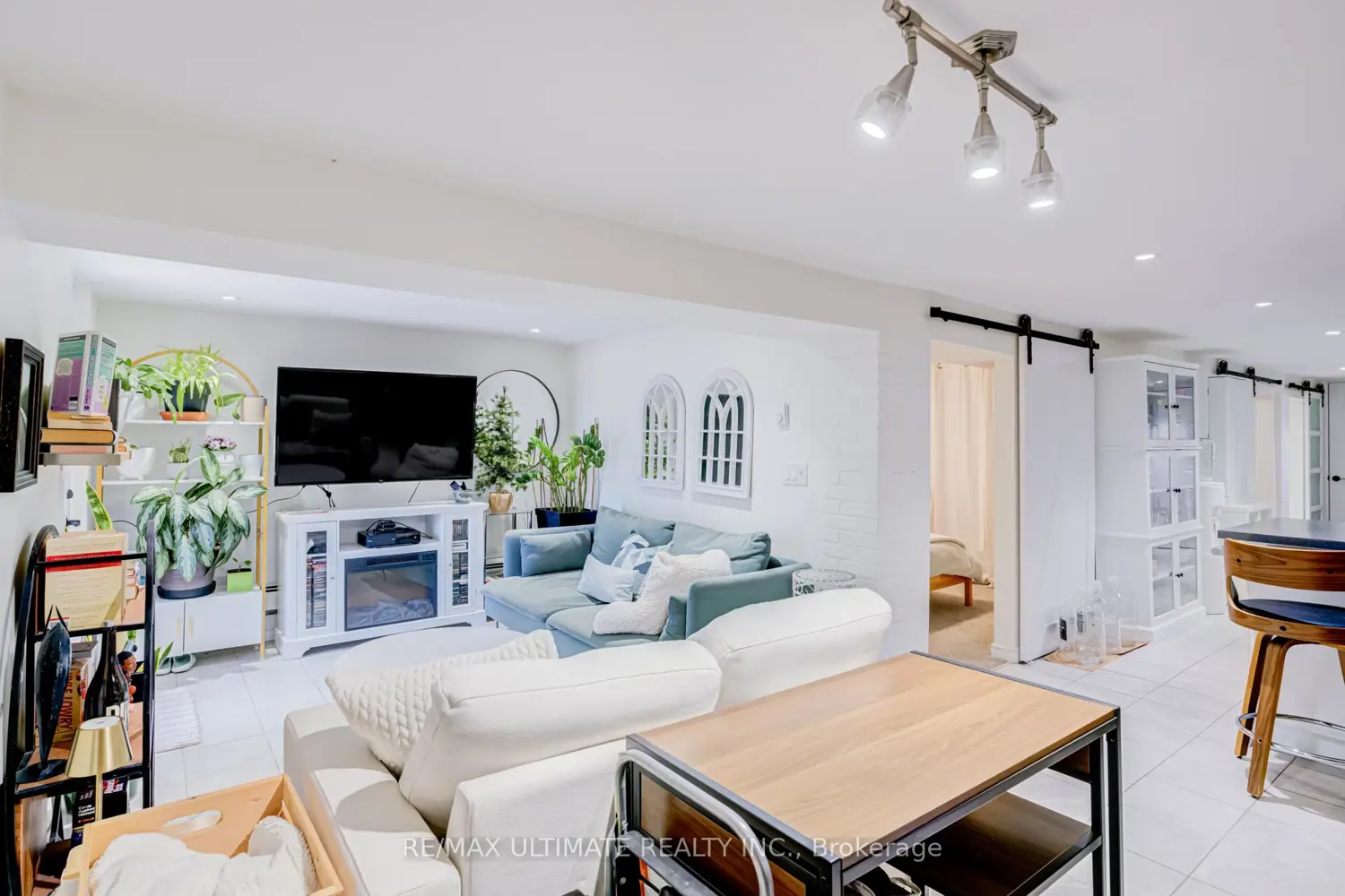 533 Kingston Road photo 5