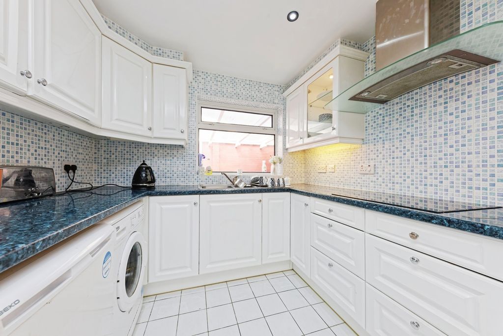 2 bed bungalow for saleConiston Avenue, Ramsgate, Kent CT11 photo 2
