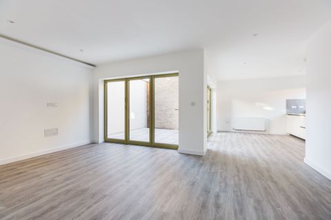 North Circular Road, Palmers Green N13, New home