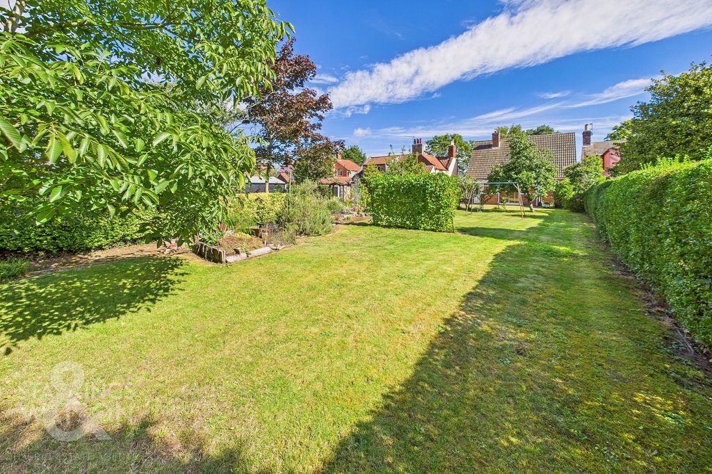 2 bed bungalow for saleStation Road, Ditchingham, Bungay NR35 photo 2