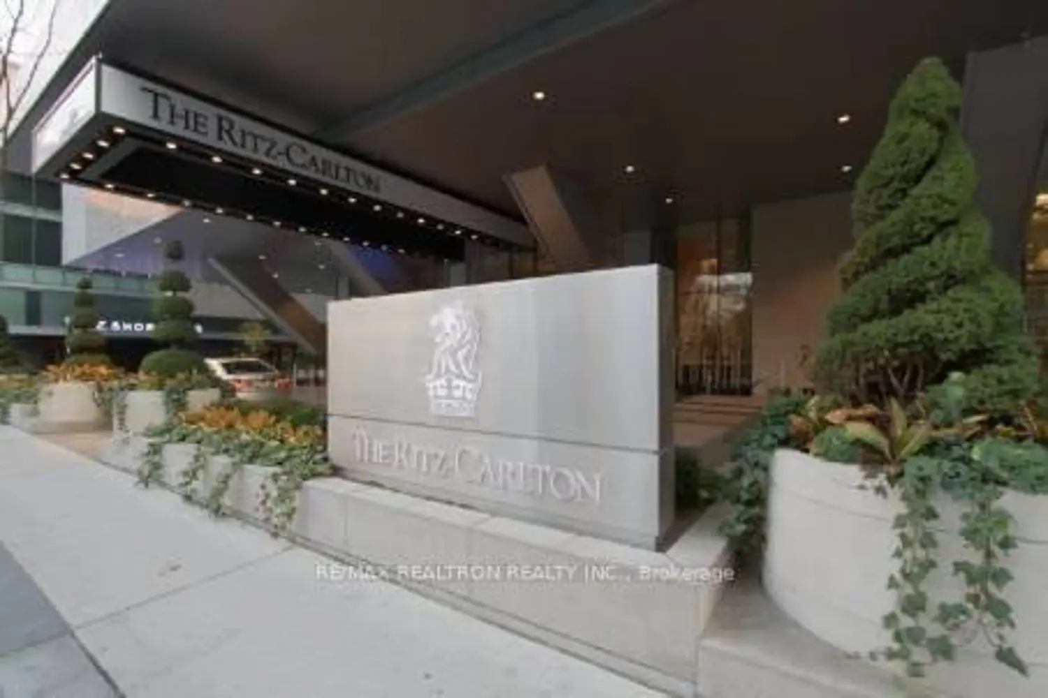 183 Wellington Street 2303