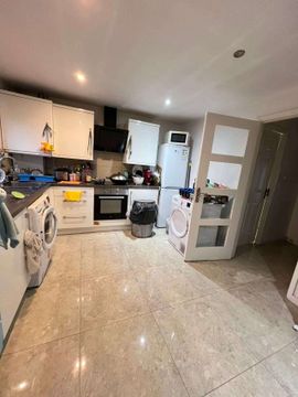 Ewart Avenue, Salford M5
