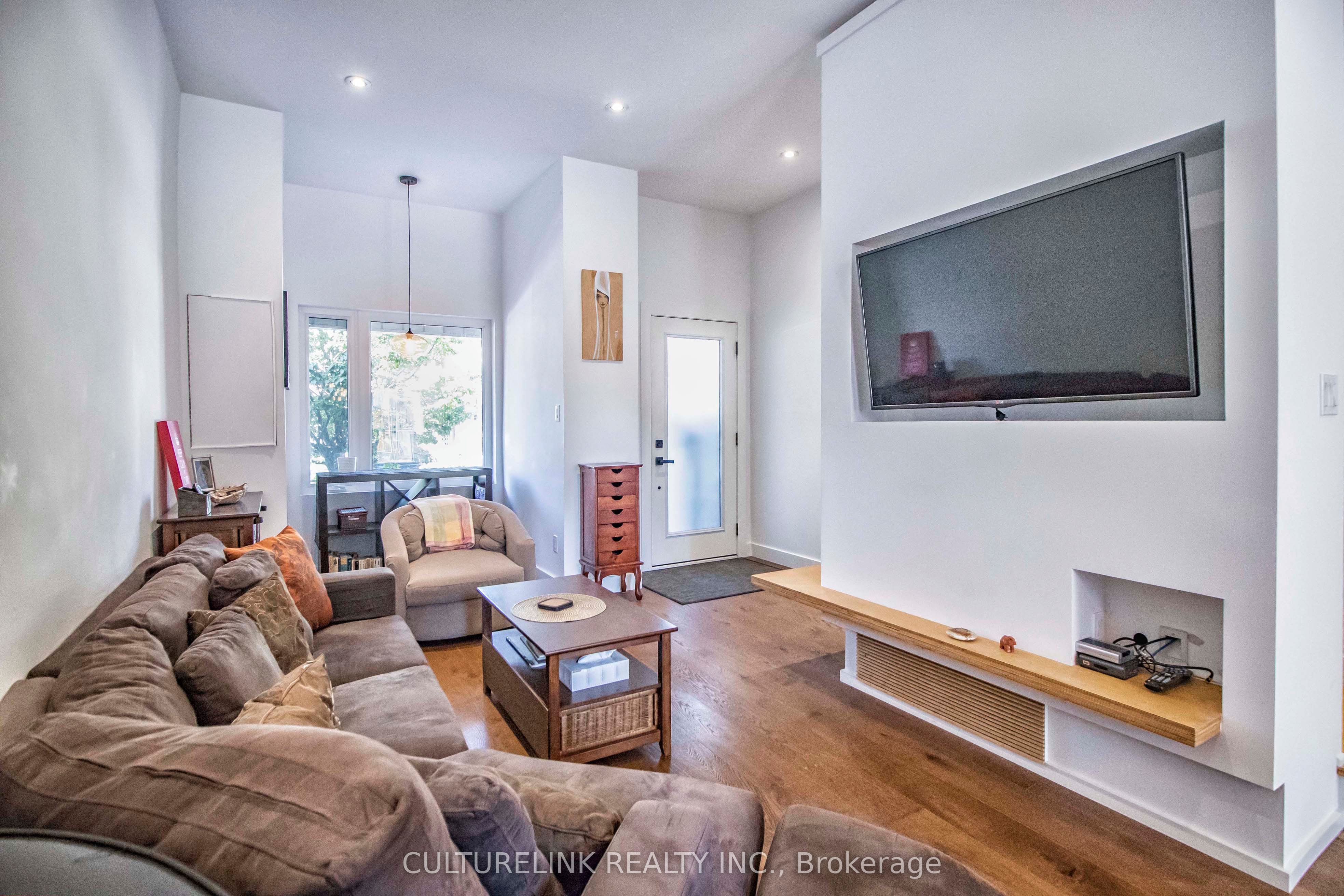 Additional image 3 of Upper-121 Montrose Avenue, Toronto, ON, M6J 2T6