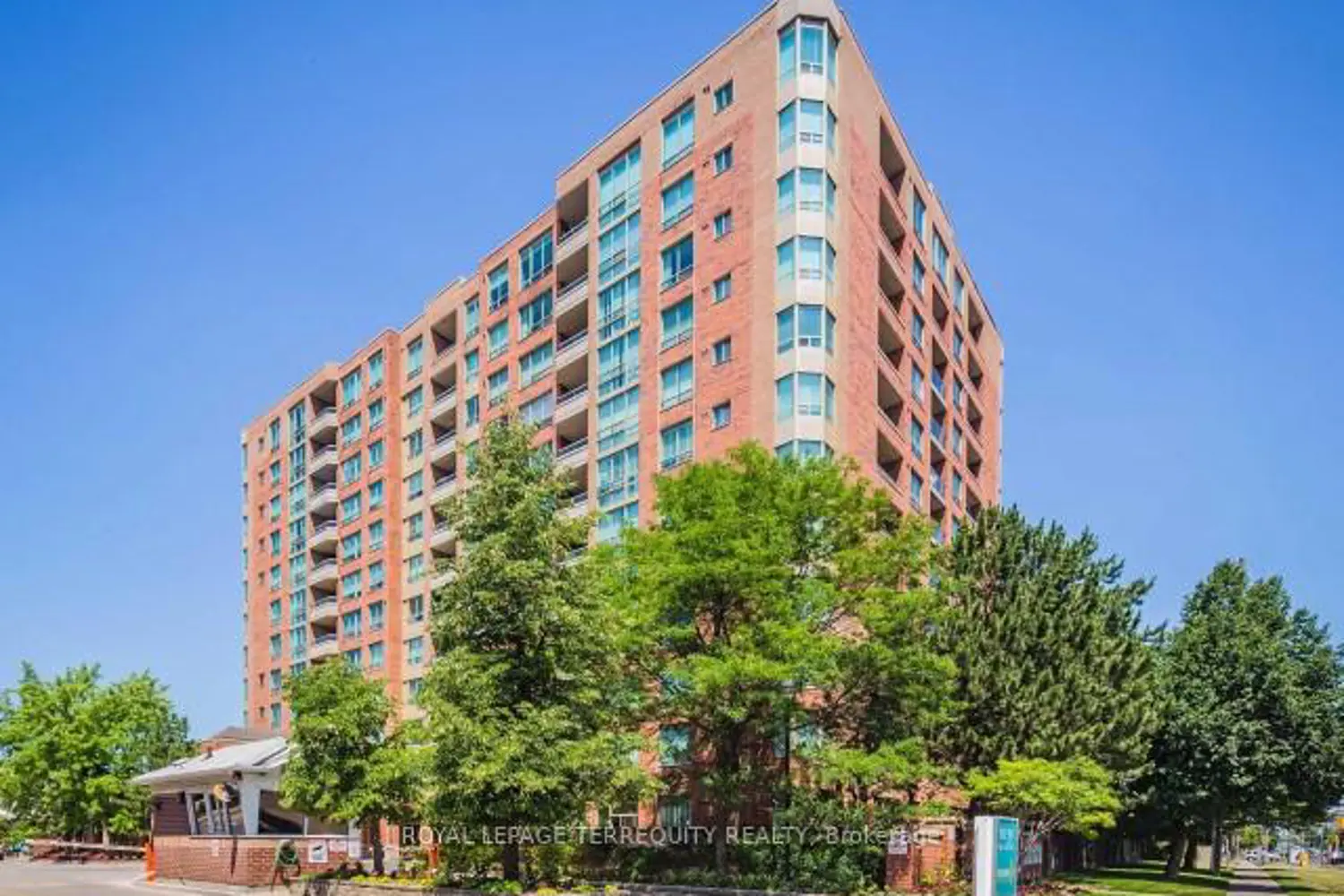850 Steeles Avenue 901