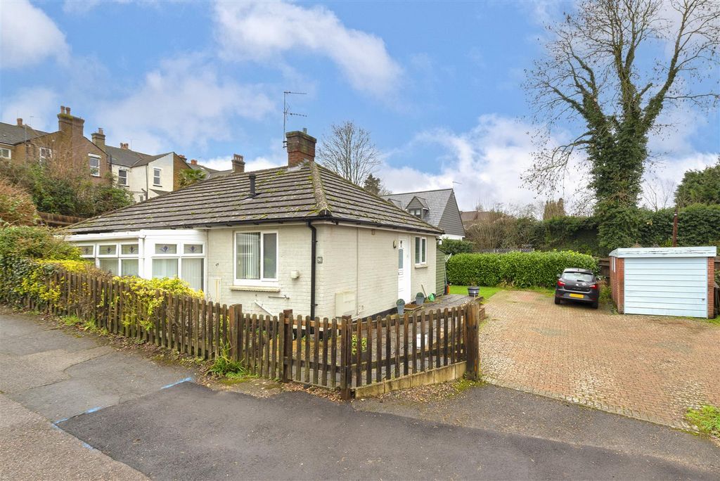 2 bed bungalow for salePolice Station Road, West Malling ME19