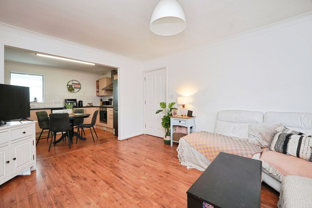 3 bed maisonette for saleStation Road, Folkestone CT19 photo 2