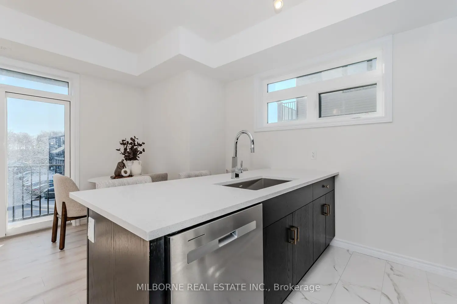 36 Thatcher Drive photo 3