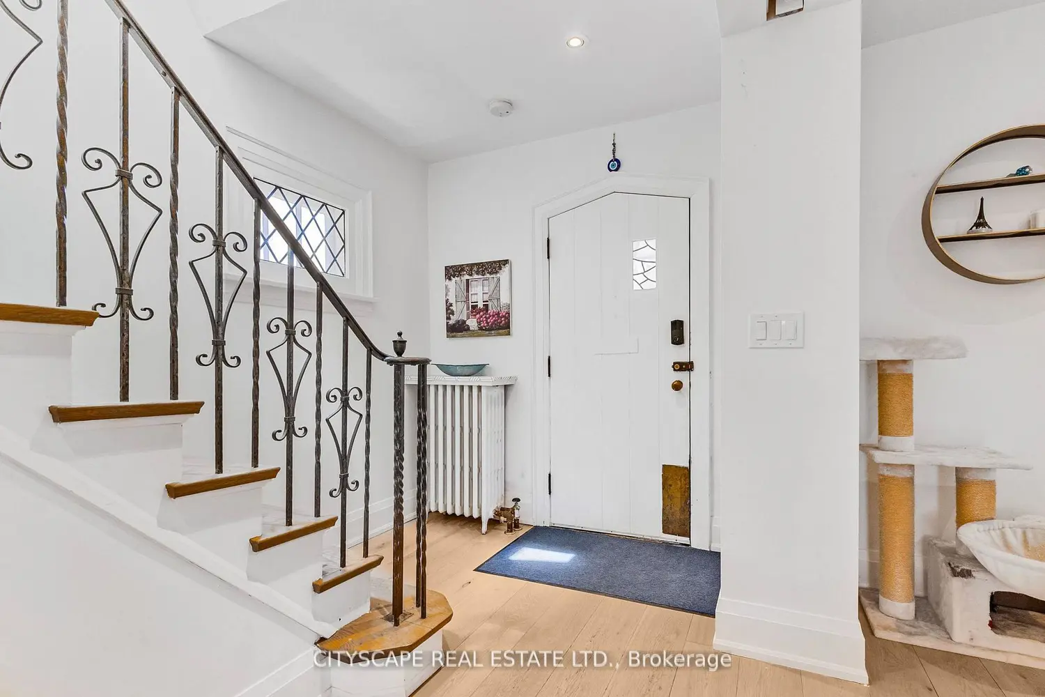 555 Castlefield Avenue photo 4
