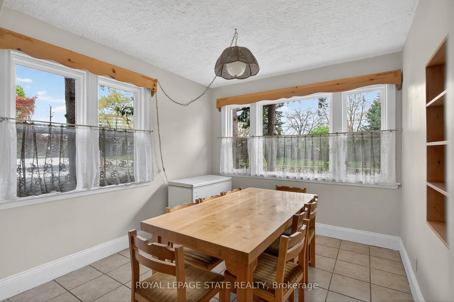 Additional image 4 of 893 Lasalle Park Road