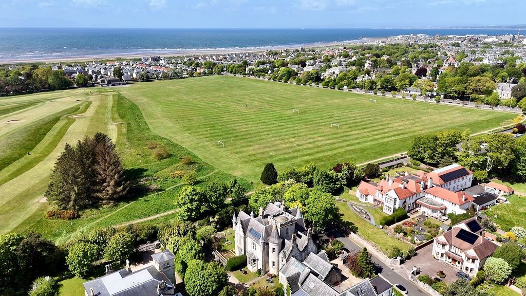 3 bed property for saleShalimar Wing, Racecourse View, Ayr KA7 photo 2