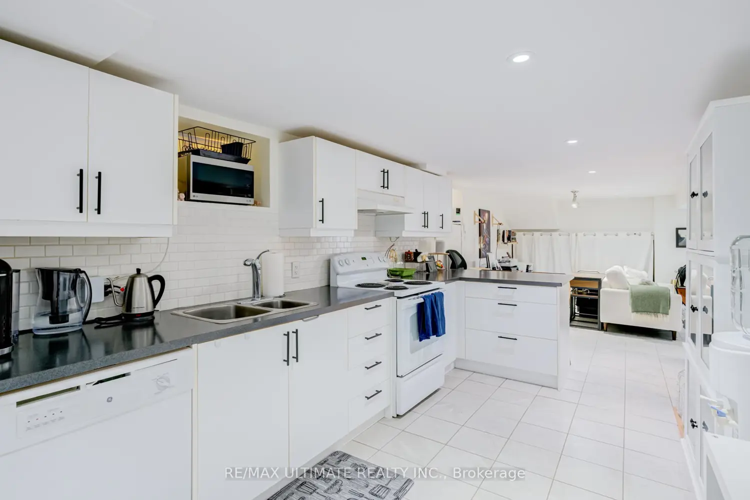 533 Kingston Road photo 3