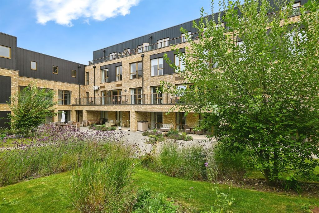 2 bed flat for saleThe Orpines, Wateringbury, Maidstone ME18