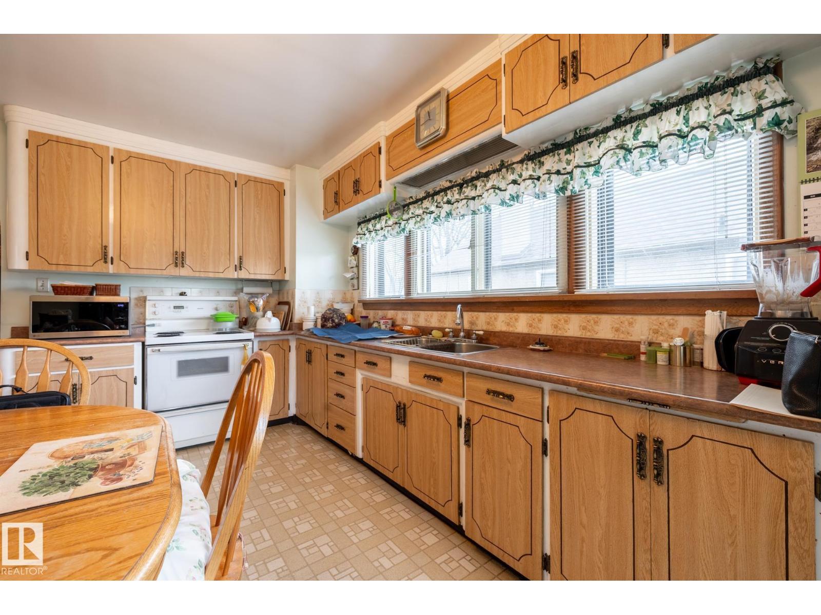 Additional image 4 of 9839 81 Avenue NW, Edmonton, AB, T6E1W4