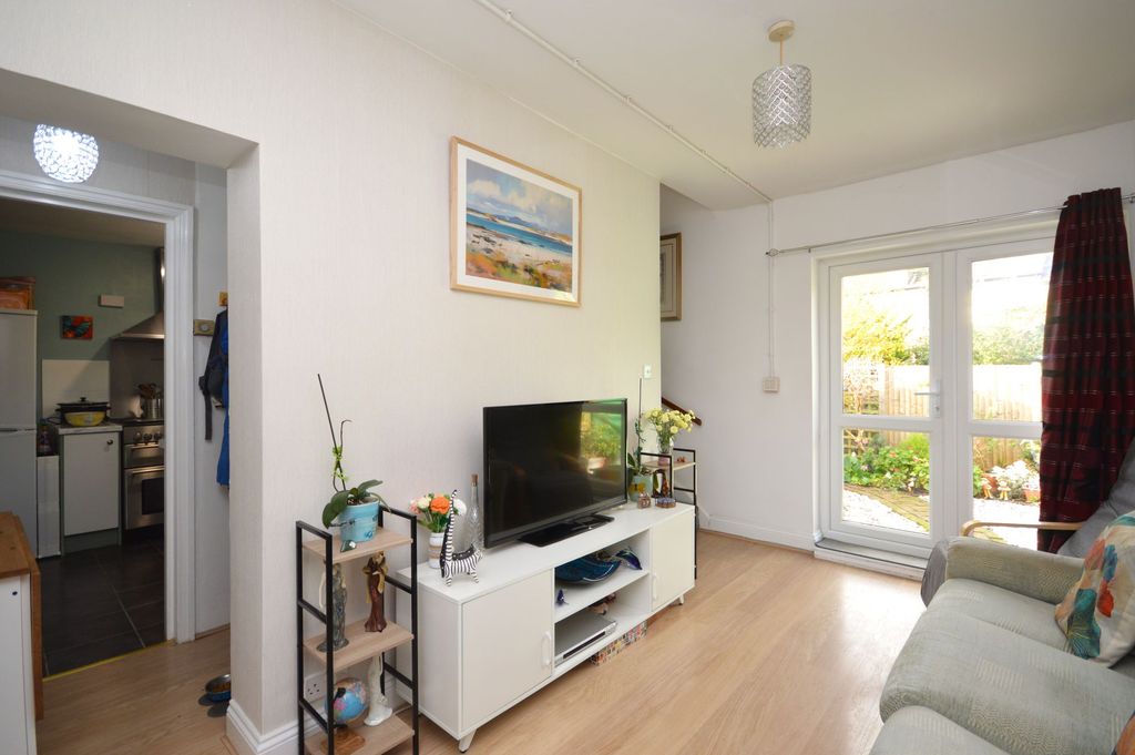 2 bed flat for saleLimes Road, Folkestone CT19 photo 2