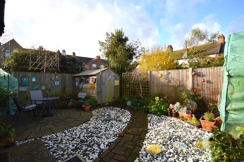 2 bed flat for saleLimes Road, Folkestone CT19 photo 3