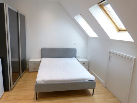 Simon Court NW4, Studio to rent