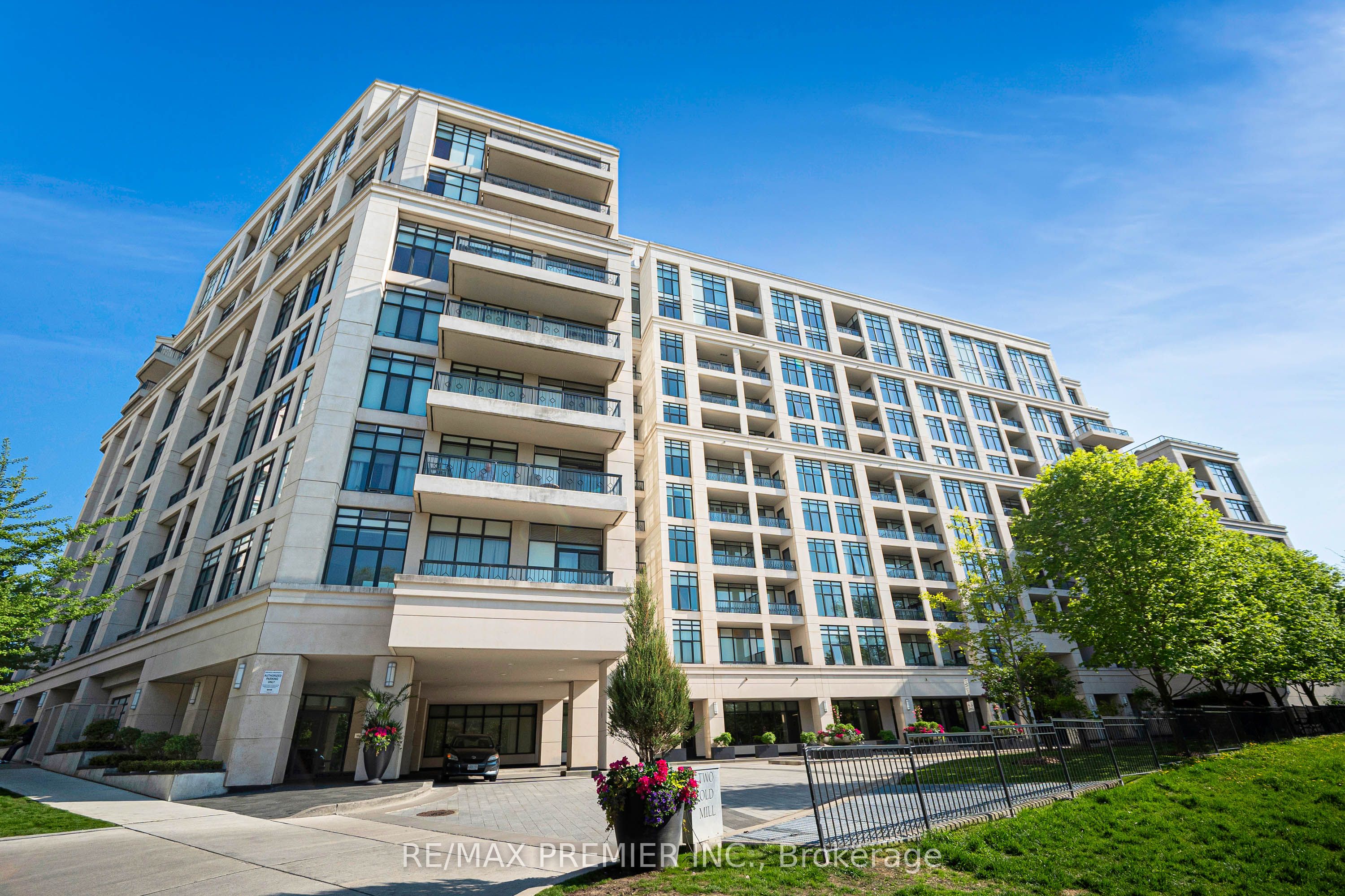 810-2 Old Mill Drive, Toronto, ON, M6S 1R7