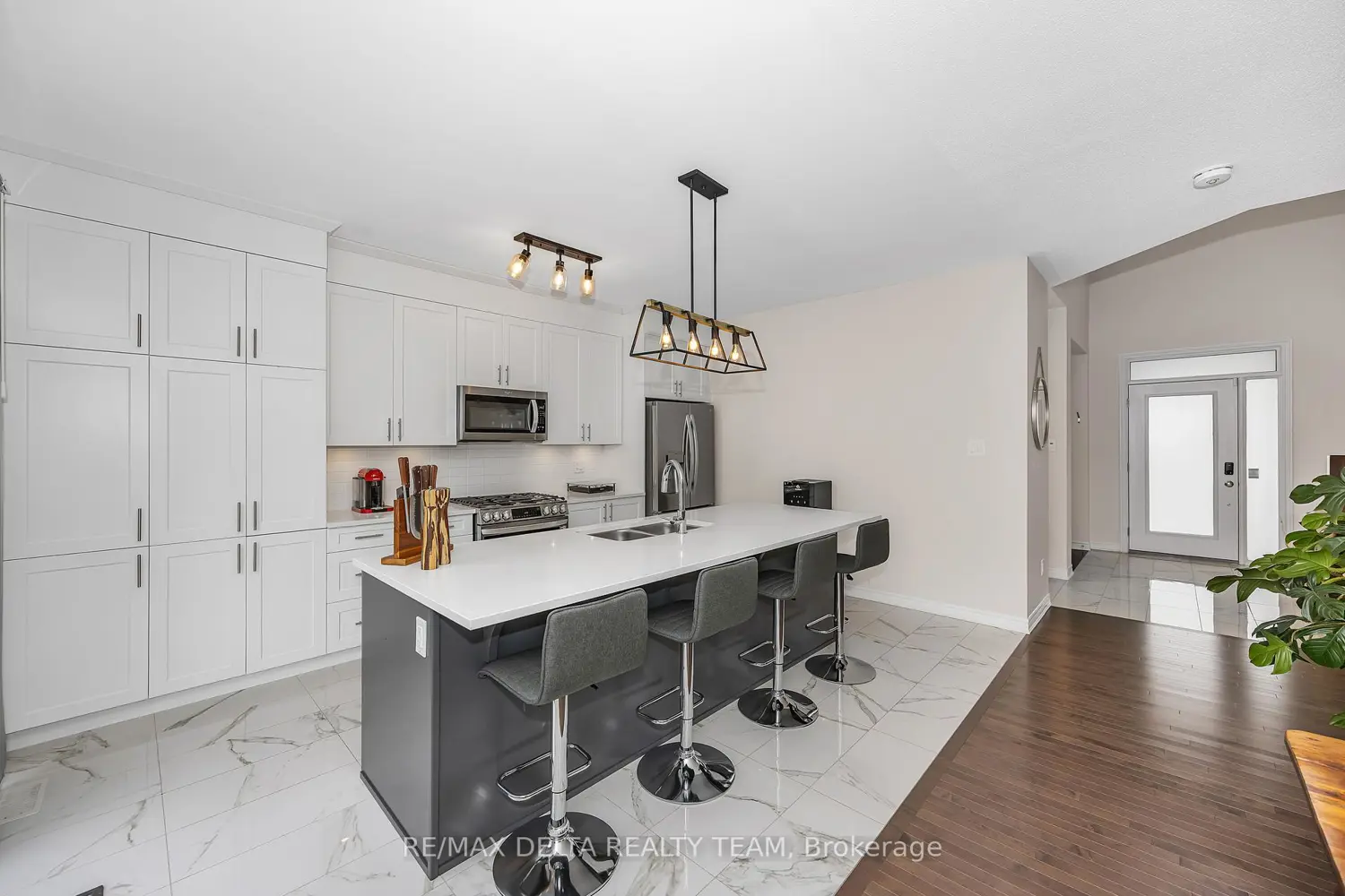 748 Vennecy Terrace photo 5
