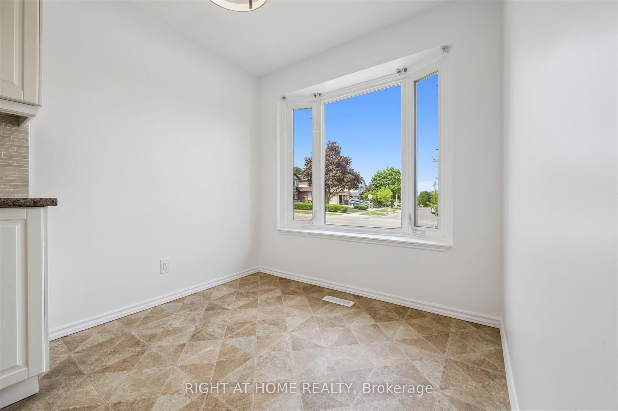 Additional image 6 of 2432 Malcolm Crescent, Burlington, ON, L7P 3Y4