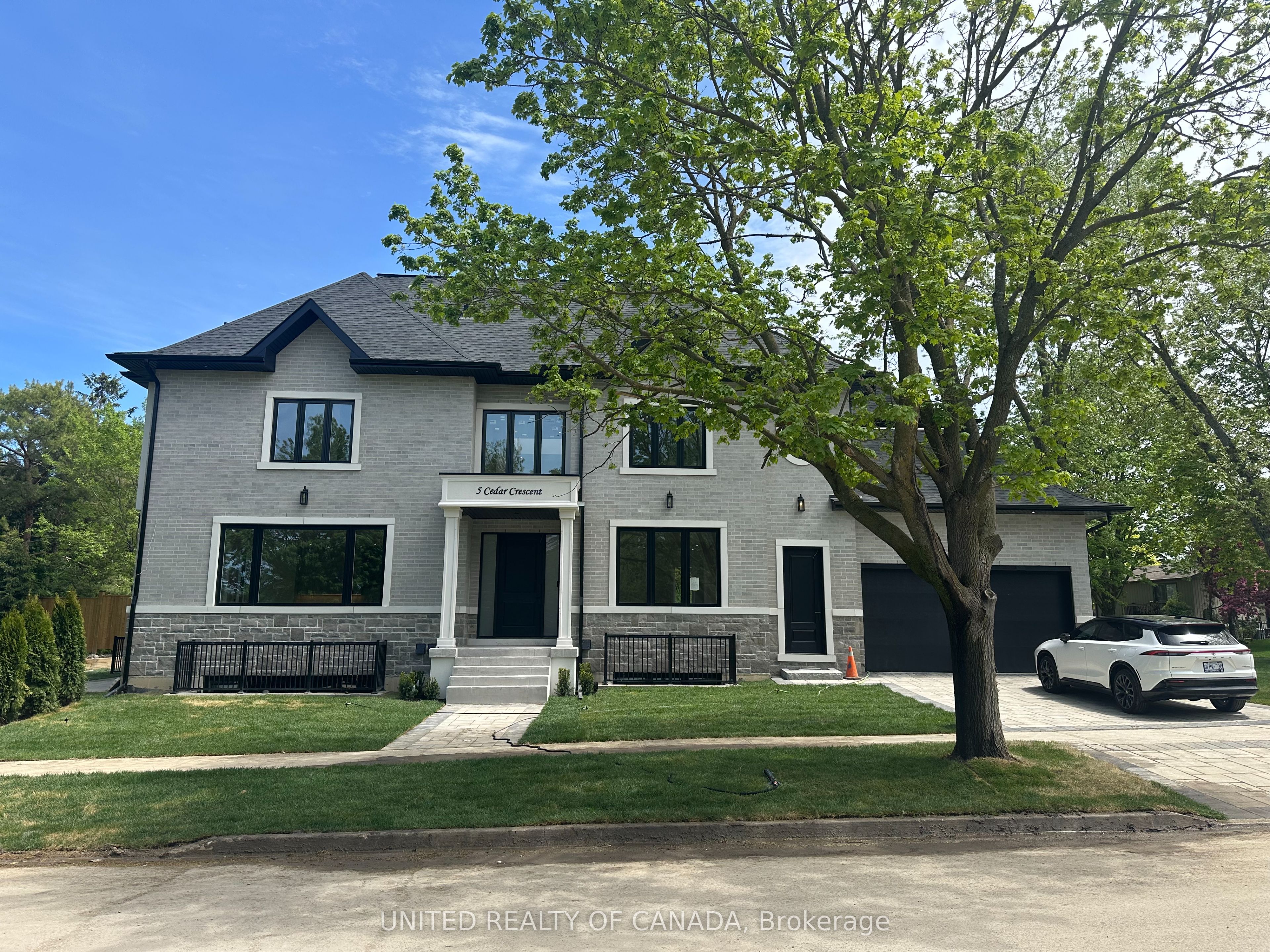 5 Cedar Crescent, Aurora, ON, L4G 3J7