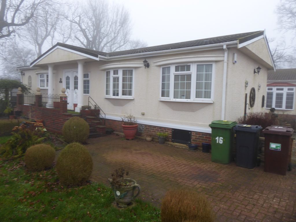 2 bed mobile/park home for salePilgrims Retreat, Harrietsham, Maidstone ME17