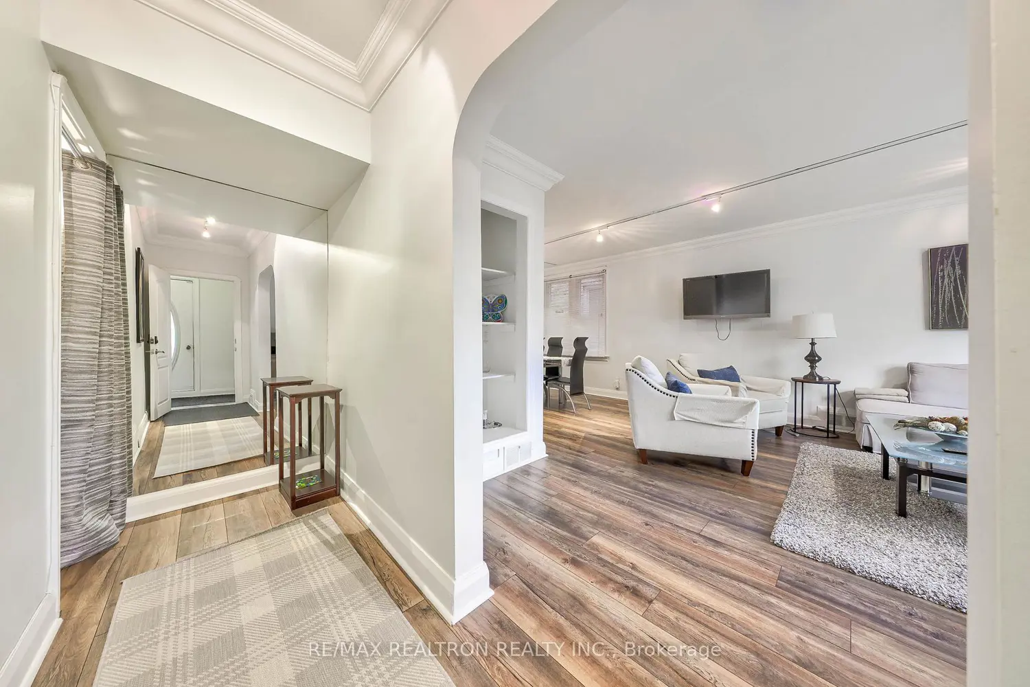 1336 Avenue Road photo 2