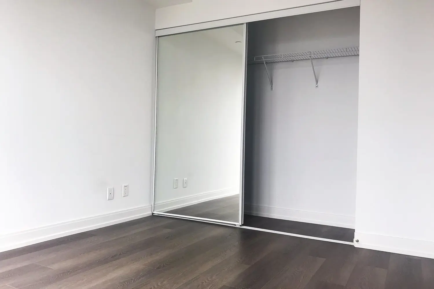 181 Dundas Street 1806 photo 4