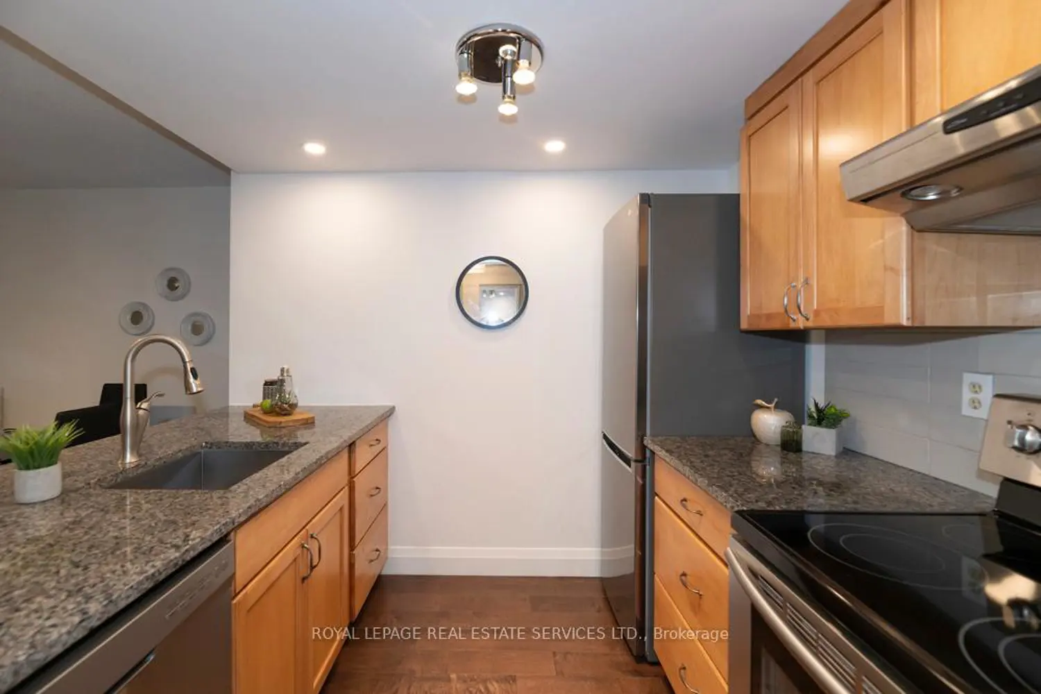 711 Bay Street 320 photo 2